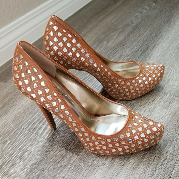 "NEW" BCBG Pumps - Picture 2 of 5